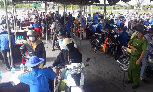 Người lao động ùn ùn về miền Tây sau khi TPHCM giãn cách xã hội