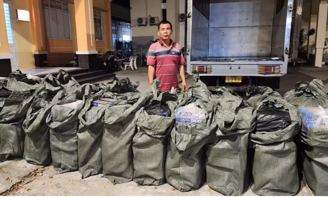 Phát hiện trên 29.000 gói thuốc lá lậu trong ngăn bí mật trên xe tải