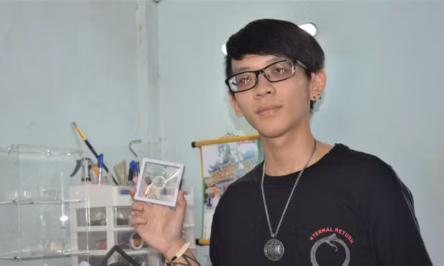 Chàng trai 21 tuổi ở miền Tây làm trang sức độc đáo từ xương rắn