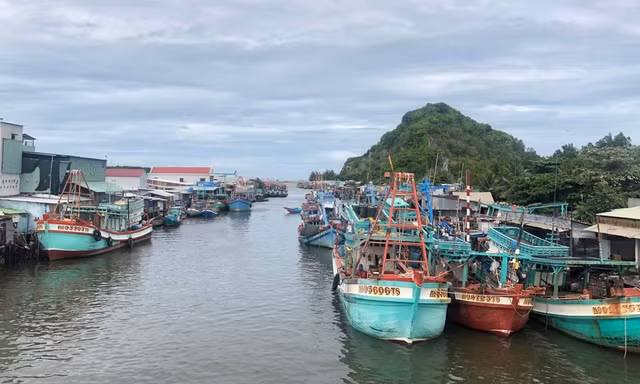 Hàng trăm tàu cá ở Kiên Giang nằm bờ vì xăng dầu tăng cao