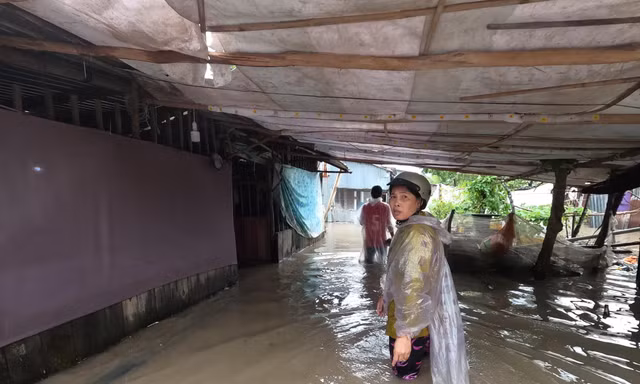 Mưa giông, gió lốc khiến miền Tây chìm trong 'biển nước', hàng trăm căn nhà tốc mái