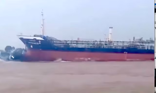 Tin mới nhất vụ tàu chở hàng va vào phà chở khách