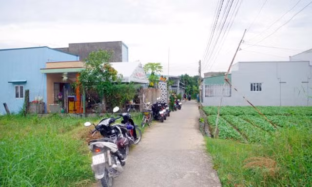 Cơ quan chức năng khám nghiệm hiện trường.