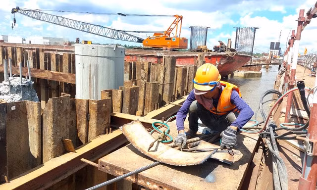 Hàng trăm công nhân thi công cầu Đại Ngãi 2 xuyên lễ giữa nắng nóng 