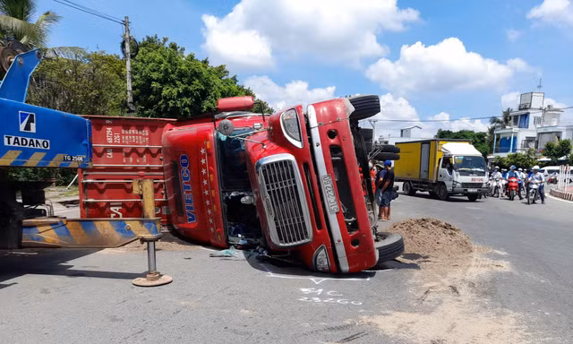 Tránh xe máy, container lật ngang trên Quốc lộ 1