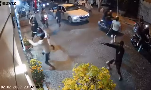 Kinh hoàng nhóm người cầm mã tấu đập phá nhà dân trong đêm