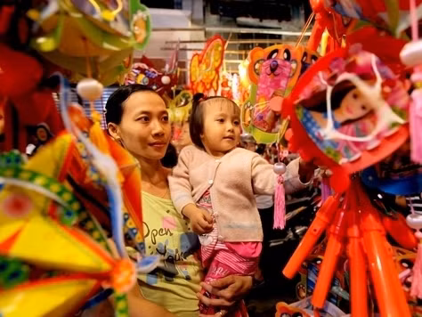 Rực rỡ phố đèn lồng giữa Sài Gòn