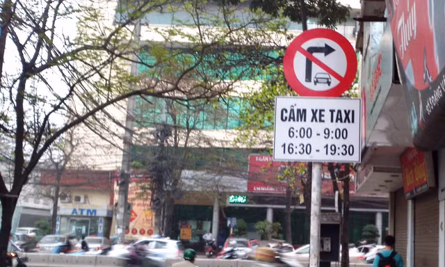 Hiện Hà Nội là tỉnh thành duy nhất trên cả nước có biển cấm đường áp dụng riêng với taxi.