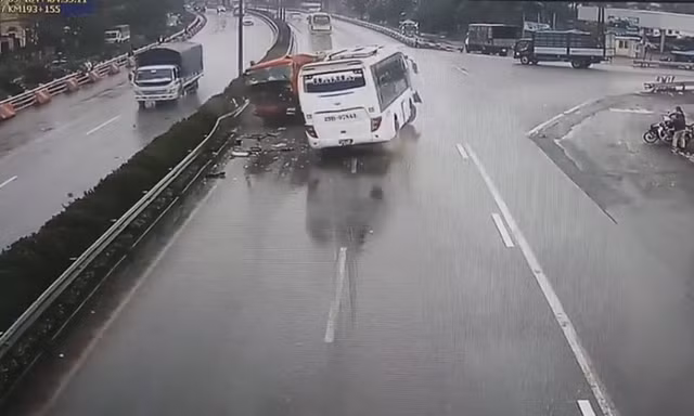 Hiện trường vụ tai nạn. Ảnh cắt từ clip giám sát giao thông