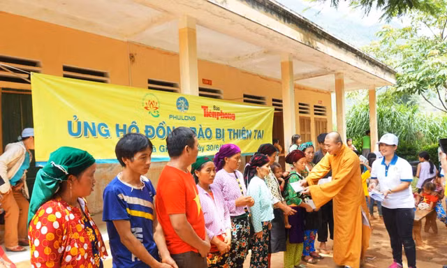 Đoàn cứu trợ của Cty Địa ốc Phú Long, Hội Từ thiện Tường Nguyên và báo Tiền Phong trao quà tại xã Lùng Tám, huyện Quản Bạ