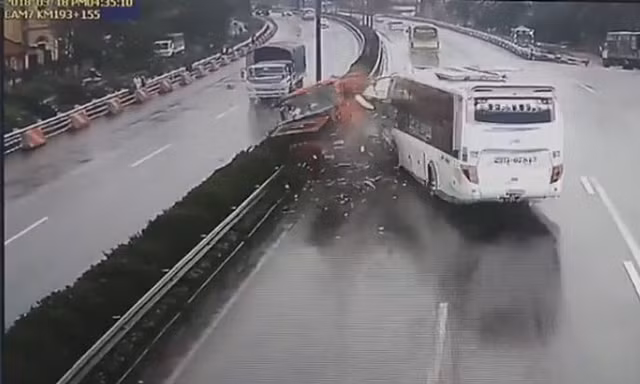 Hình ảnh vụ tai nạn do camera giao thông trên tuyến Pháp Vân - Cầu Giẽ ghi lại