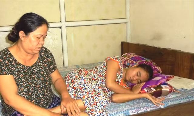 Chị Nhàn và con gái trong phòng trọ gần Bệnh viện Bạch Mai