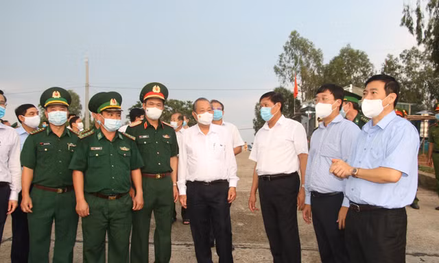 Phó Thủ tướng Trương Hòa Bình kiểm tra công tác phòng dịch tại Đồng Tháp