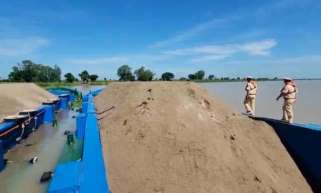 Công an bắt quả tang 3 sà lan chở 1.000m3 cát không rõ nguồn gốc