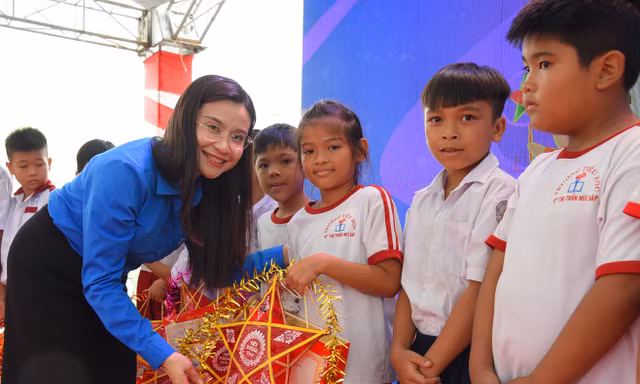 Lồng đèn thắp sáng ước mơ cho thiếu nhi An Giang 