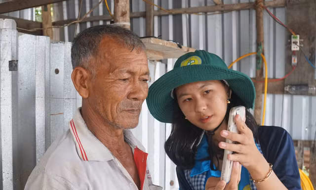 Chiến sĩ tình nguyện cài đặt VNeID cho đồng bào Khmer