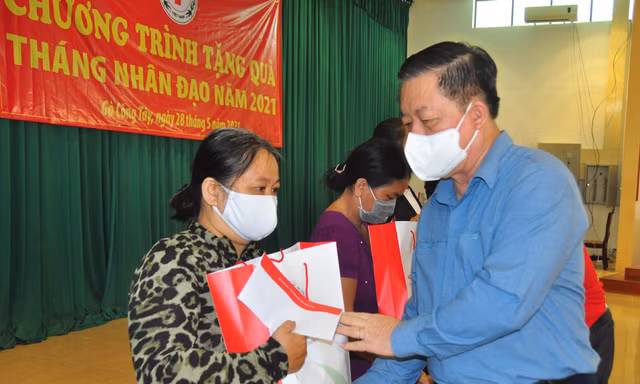 Trưởng Ban Tuyên giáo Trung ương tặng quà cho người nghèo Tiền Giang 
