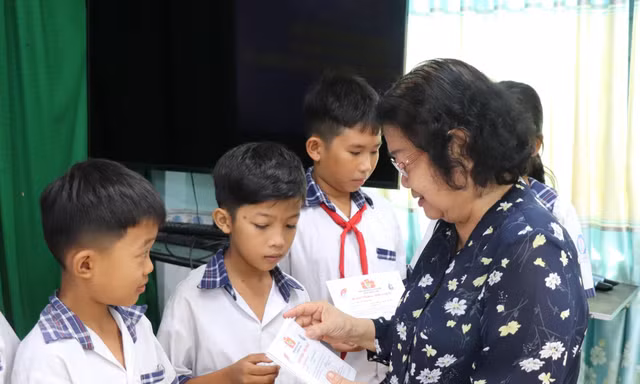 Quỹ học bổng Vừ A Dính tiếp sức trò nghèo vùng biển Bến Tre
