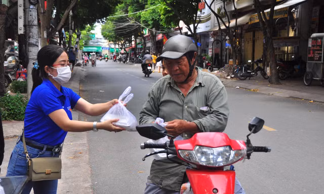 Giáo viên ở Cần Thơ nấu cơm trao tặng người nghèo 