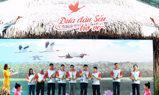 Đưa sếu đầu đỏ trở về Đồng Tháp 