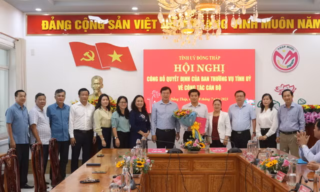 Bí thư Tỉnh ủy Đồng Tháp trao quyết định công tác cán bộ 
