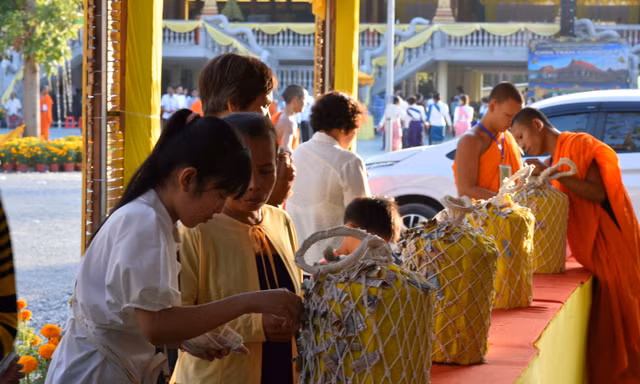 Lễ hội đặt đá thiêng tại chùa cổ của đồng bào Khmer Trà Vinh
