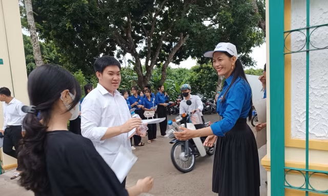 Cô giáo một chân ở Đồng Tháp tiếp sức sĩ tử thi tốt nghiệp THPT
