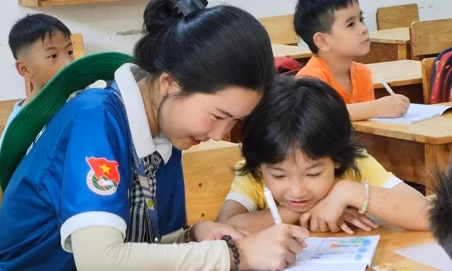 Chiến sĩ tình nguyện tạo sân chơi cho trẻ em An Giang