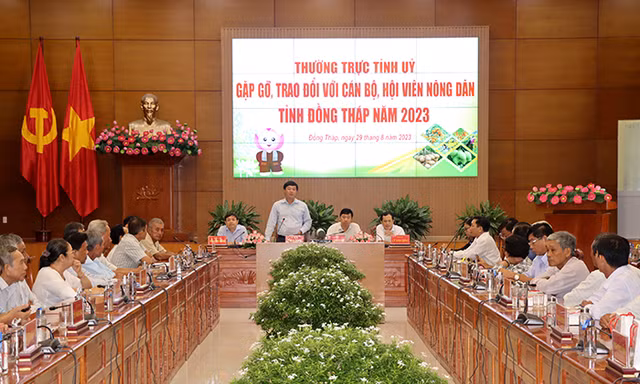 Đồng Tháp tặng điện thoại thông minh cho nông dân để ứng dụng chuyển đổi số