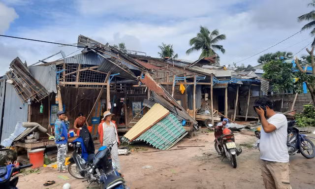 Mưa dông làm sập, tốc mái hàng trăm căn nhà ở An Giang