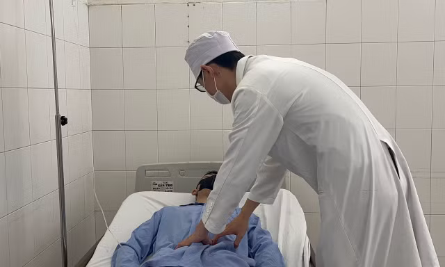 Thanh niên bị mắt xích cưa máy găm vào ổ bụng hơn 2 tuần mới biết
