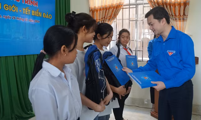 Bí thư Trung ương Đoàn thăm, chúc Tết người dân tại Đồng Tháp