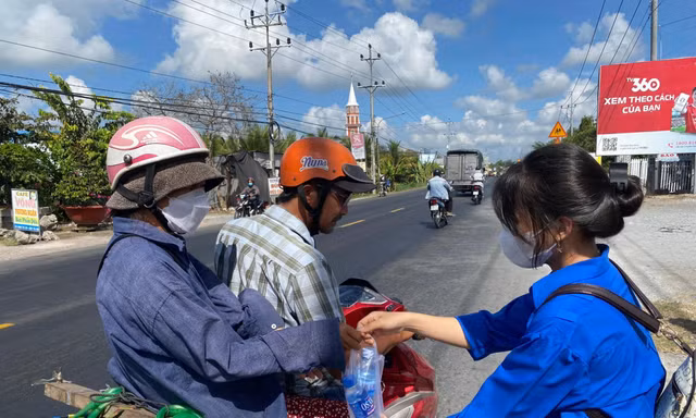 Bạn trẻ Đồng Tháp đội nắng hỗ trợ nước tiếp sức người về quê nghỉ lễ 30/4