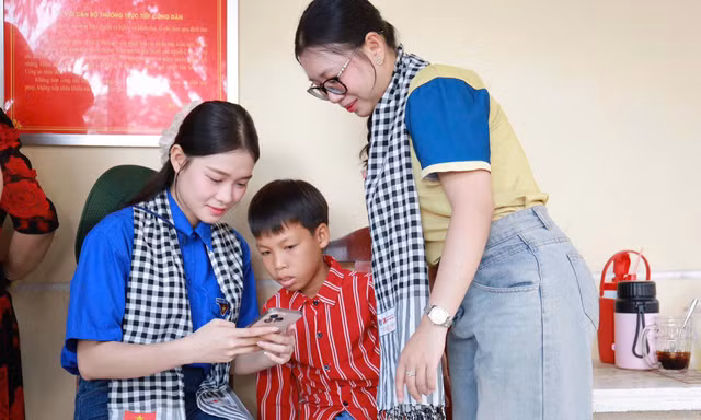 Vượt hàng trăm cây số ra Đặc khu Thổ Châu hỗ trợ người dân công nghệ số