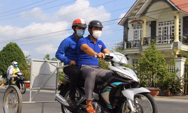  Phó Bí thư xã Đoàn chế xe hút đinh chỉ vài trăm nghìn, giúp người dân đi đường an toàn