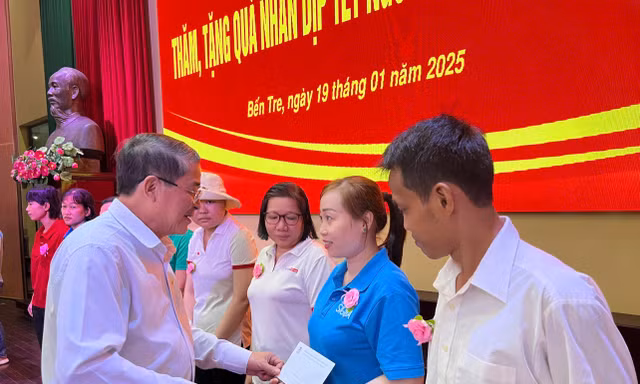 Phó Chủ tịch Quốc hội Nguyễn Đức Hải tặng quà Tết tại Bến Tre