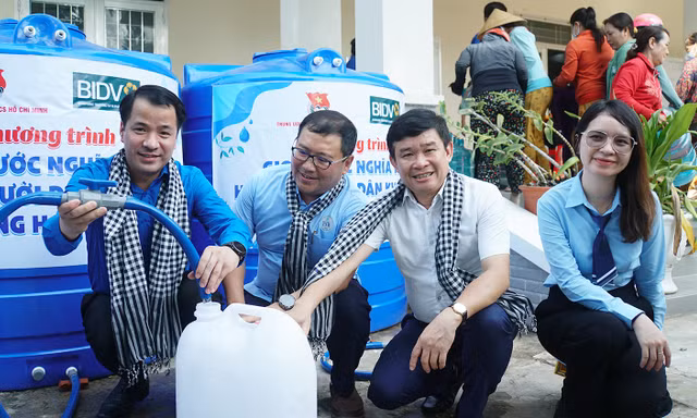 Trung ương Đoàn trao tặng hơn 4 tỷ đồng cho người dân vùng hạn mặn ĐBSCL