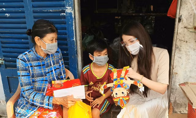 Hoa khôi Huỳnh Thúy Vi tặng quà trung thu yêu thương đến trẻ em xóm trọ