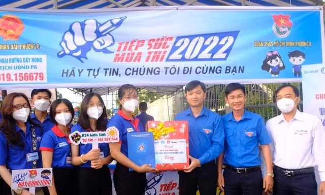 Bí thư Trung ương Đoàn thăm sinh viên tình nguyện tại Cà Mau