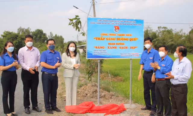 khánh thành thắp sáng đường quê
