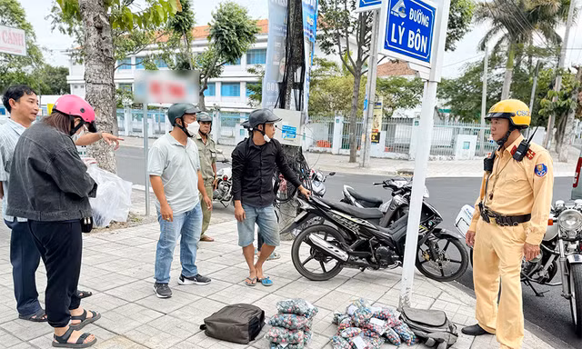 Bắt quả tang đối tượng chở hơn 4.200 quả pháo đi bán
