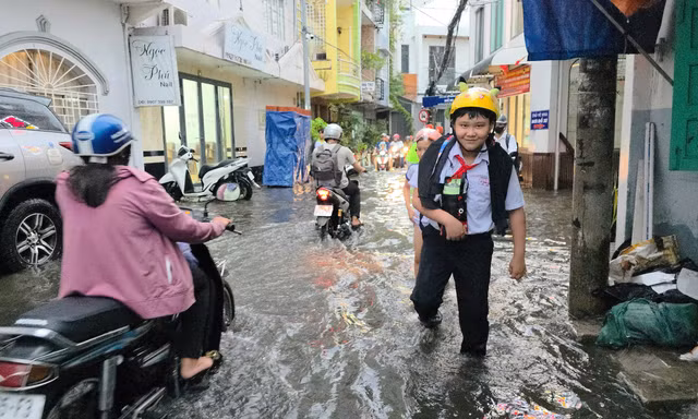 Cần Thơ ngập sâu, người dân vất vả di chuyển sau cơn mưa cuối ngày