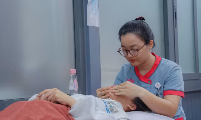 Hai bệnh nhi bị liệt mặt vì... ngủ không đúng cách