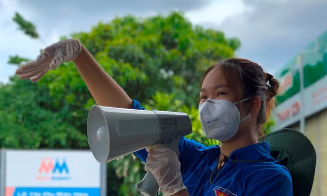Trương Kim Ngân làm nhiệm vụ tại chốt khai báo y tế