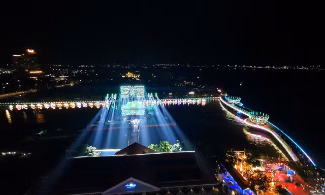 Hàng nghìn người đổ về bến Ninh Kiều xem màn nhạc nước lung linh 