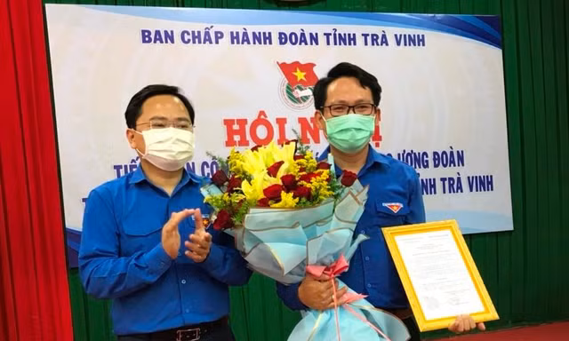 Anh Trần Trí Cường nhận quyết định làm Bí thư Tỉnh đoàn Trà Vinh