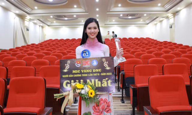 Nữ sinh 10x Kiên Giang là Á khôi, đoạt quán quân Mic Vàng, ấp ủ ước mơ làm MC
