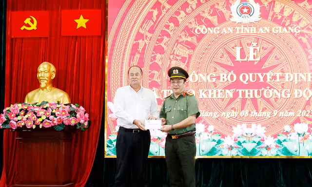Khen thưởng nóng lực lượng điều tra vụ án vượt biên sang Campuchia
