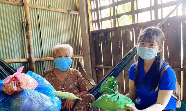 Bà con rưng rưng xúc động khi được trao tận tay nhu yếu phẩm mùa dịch