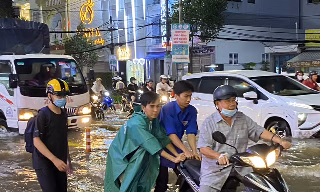 Đoàn viên thanh niên Cần Thơ giải cứu xe trong 'biển nước'